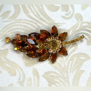 •vintage• brown glass marquise brooch